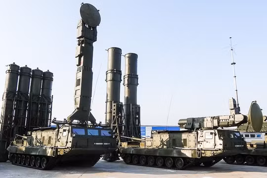 Hệ thống tên lửa phòng không tầm xa S-300V4 - ảnh Russian Arms