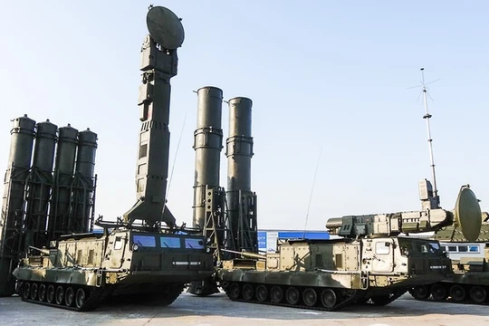 Hệ thống tên lửa phòng không tầm xa S-300V4 - ảnh Russian Arms