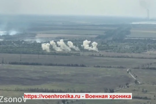 Quân đội Nga pháo kích vào chiến tuyến quân đội Ukraine trên hướng Nikolaev-Kherson. Ảnh video Voennaya Hronika