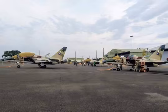 Những chiếc máy bay huấn luyện Yak - 130 đầu tiên của không quân Lào.