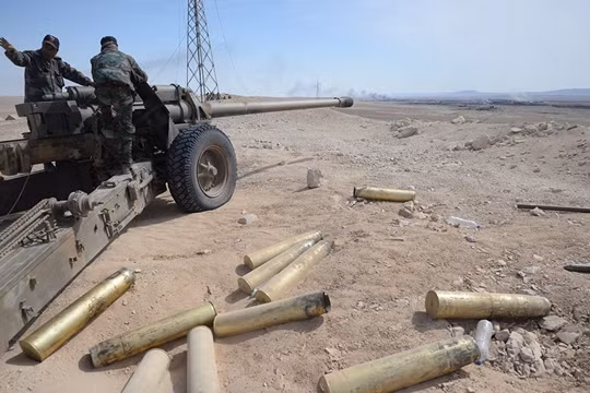 Pháo binh quân đội Syria trên chiến trường miền Bắc Hama