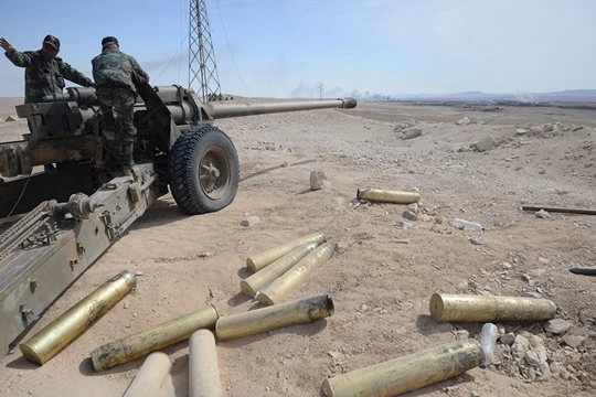 Pháo binh quân đội Syria trên chiến trường miền Bắc Hama