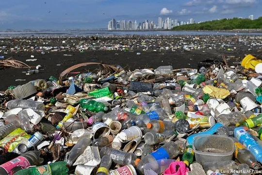 Ô nhiễm rác thải nhựa ven biển. Ảnh DW