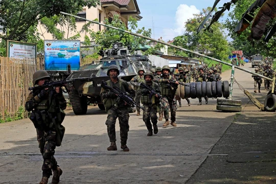 Binh sĩ quân đội Philippines chiến đấu trong thành phố Marawi