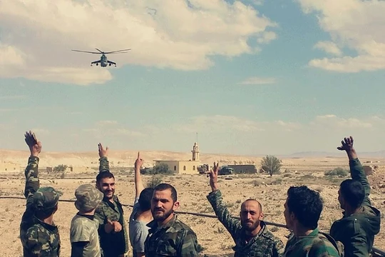 Binh sĩ Syria cùng máy bay trực thăng chiến đấu Nga bảo vệ khu vực dầu mỏ gần Palmyra