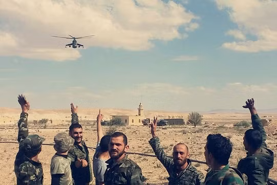 Binh sĩ Syria cùng máy bay trực thăng chiến đấu Nga bảo vệ khu vực dầu mỏ gần Palmyra