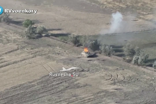 Pháo binh Nga phá hủy 1 xe chiến đấu bộ binh BMP quân đội Ukraine. Ảnh video RusVesna. 