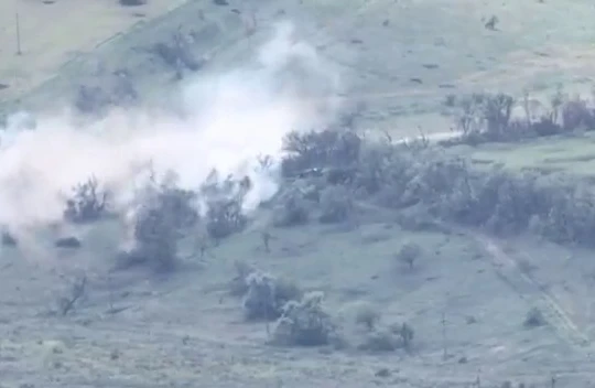 Quân đội Nga pháo kích đánh chặn cuộc tấn công của quân đội Ukraine. Ảnh video Voennya Hronika.