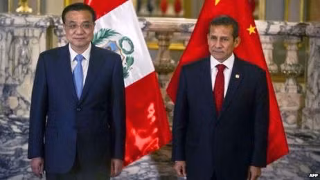 Tổng thống Peru Ollanta Humala (phải) và Thủ tướng Trung Quốc Lý Khắc Cường. Ảnh: AFP