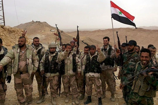 Quân đội Syria vượt qua hệ thống phòng thủ của IS, tiến vào thành phố Deir Ezzor