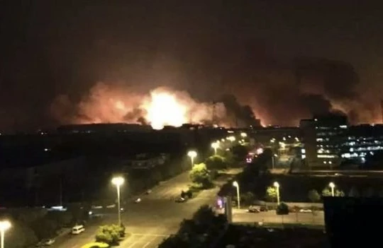 Quả cầu lửa có thể được nhìn thấy trên bầu trời thành phố Thiên Tân - Ảnh: BBC