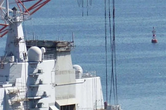 Tàu sân bay Liêu Ninh trên đà sửa chữa tại khu vực công xưởng đóng tàu Đại Liêu