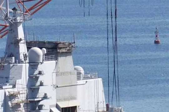 Tàu sân bay Liêu Ninh trên đà sửa chữa tại khu vực công xưởng đóng tàu Đại Liêu