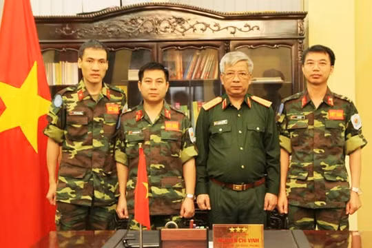 Thượng tướng Nguyễn Chí Vịnh chụp ảnh lưu niệm cùng 3 sĩ quan chuẩn bị lên đường làm nhiệm vụ Gìn giữ hoà bình