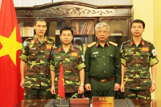 Thượng tướng Nguyễn Chí Vịnh chụp ảnh lưu niệm cùng 3 sĩ quan chuẩn bị lên đường làm nhiệm vụ Gìn giữ hoà bình