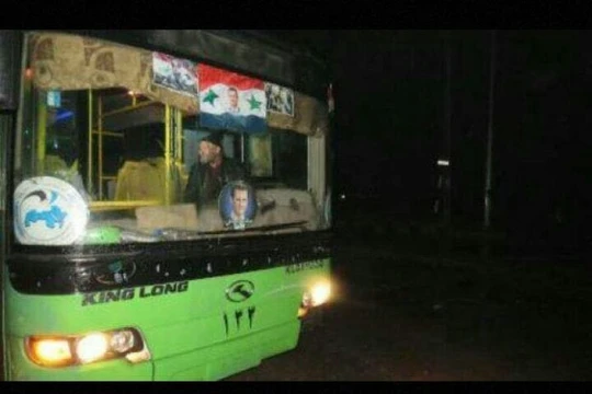 Xe buýt màu xanh của chính quyền Syria chở chiến binh thánh chiến lên đường về Idlib