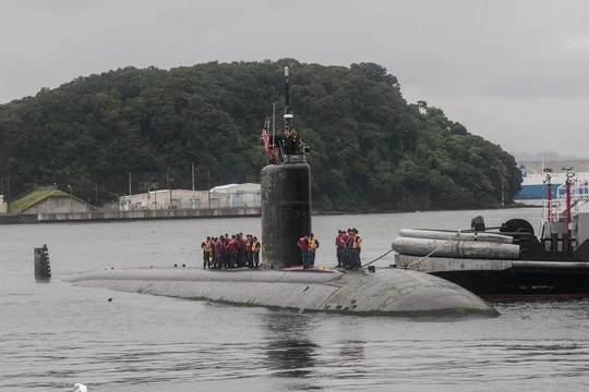 Tàu ngầm hạt nhân tấn công USS Santa Fe SSN-763 cập cảng căn cứ quân sự Mỹ Yokosuka ở Nhật Bản