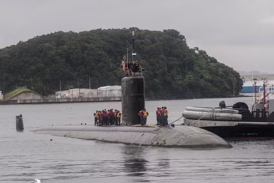 Tàu ngầm hạt nhân tấn công USS Santa Fe SSN-763 cập cảng căn cứ quân sự Mỹ Yokosuka ở Nhật Bản