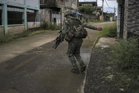 Binh sĩ Philippines chiến đấu trong thành phố Marawi - ảnh SBN