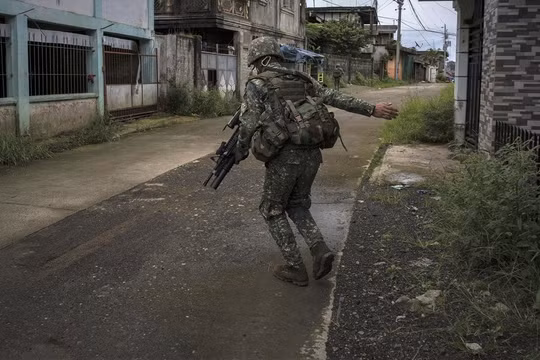 Binh sĩ Philippines chiến đấu trong thành phố Marawi - ảnh SBN