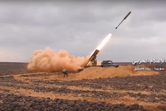 Pháo binh tên lửa Syria tập kích hỏa lực trên chiến trường Al-Safa. Ảnh minh họa: video truyền thông quân đội Syria.