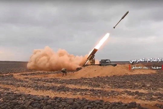 Pháo binh tên lửa Syria tập kích hỏa lực trên chiến trường Al-Safa. Ảnh minh họa: video truyền thông quân đội Syria.