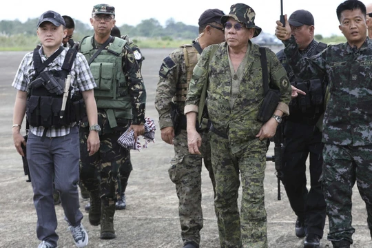 Tổng thống Philippines Rodrigo Duterte bất ngờ đến thăm và động viên tinh thần binh sĩ trong thành phố Marawi