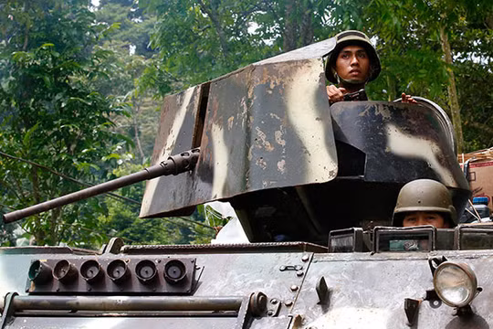 Xe thiết giáp quân đội Philippines trên thành phố Marawi