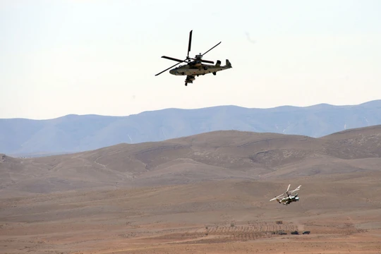 Một biên đội trực thăng tấn công Ka-52 Alligator trên chiến trường sa mạc tỉnh Homs - ảnh Sputnik