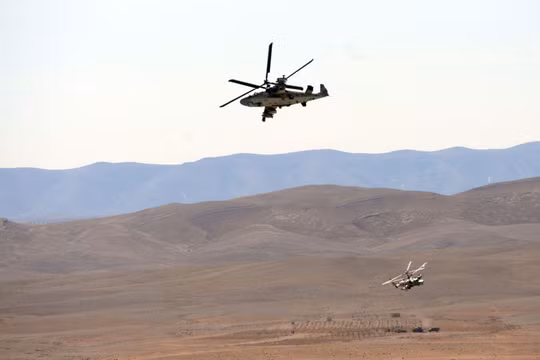 Một biên đội trực thăng tấn công Ka-52 Alligator trên chiến trường sa mạc tỉnh Homs - ảnh Sputnik