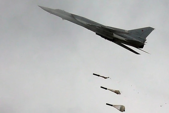Máy bay ném bom chiến lược tầm xa Tu-22M3 không kích ở Syria, ảnh minh họa Masdar News