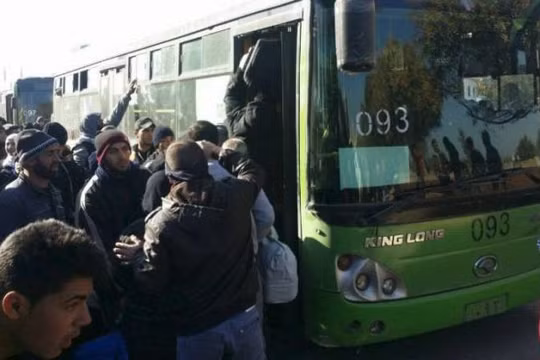 Những chiếc xe buýt xanh lá cây hòa bình đang đón chiến binh cực đoan về Idlib