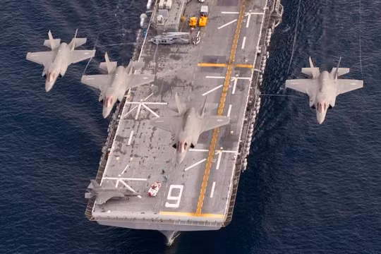 Máy bay tiêm kích tàng hình F-35B trên tàu sân bay đổ bộ trực thăng. Ảnh Military Watch Magazine