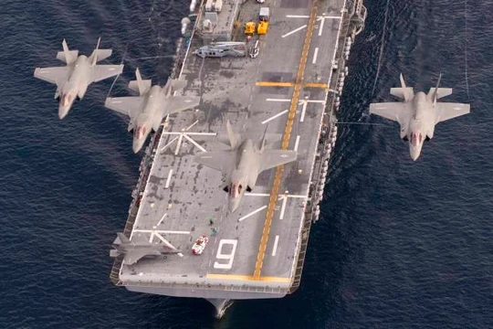 Máy bay tiêm kích tàng hình F-35B trên tàu sân bay đổ bộ trực thăng. Ảnh Military Watch Magazine