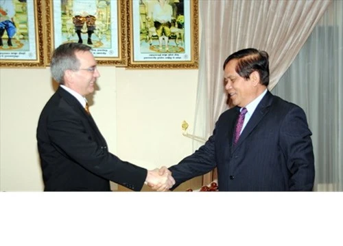 Ông Ouch Borith (trái) và phó Trợ lý Ngoại trưởng Mỹ Scot Marciel 