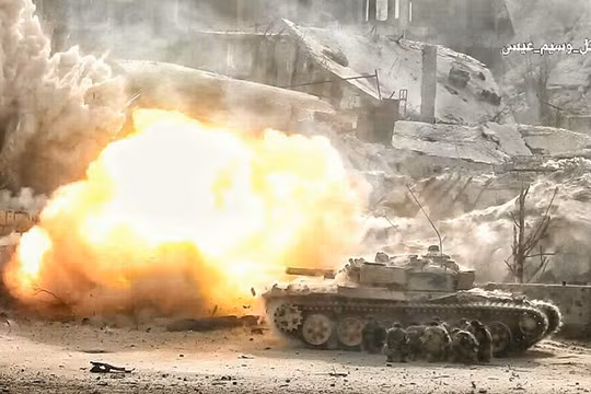Xe tăng quân đội Syria nã đạn vào chiến tuyến của phiến quân ở Ayn - Tarma - ảnh truyền thông quân đội Syria