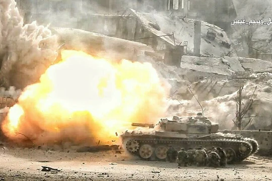 Xe tăng quân đội Syria nã đạn vào chiến tuyến của phiến quân ở Ayn - Tarma - ảnh truyền thông quân đội Syria