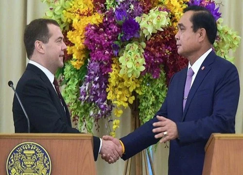 Thủ tướng Dmitry Medvedev và người đồng cấp Thái Lan Prayut Chan-o-cha tại cuộc gặ