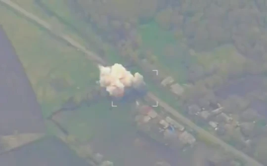 Hỏa lực pháo phản lực nhiệt áp Nga. Ảnh Video Rusvesna.