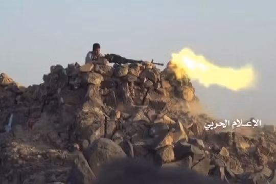 Một chiến binh Houthi chiến đấu trên cao điểm ở tình Dali. Ảnh minh họa truyền thông quân sự Yemen. 