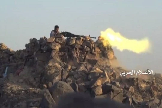 Một chiến binh Houthi chiến đấu trên cao điểm ở tình Dali. Ảnh minh họa truyền thông quân sự Yemen. 