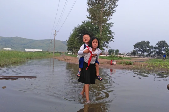 Trẻ em cắp sách tới trường ở Bắc Triều Tiên