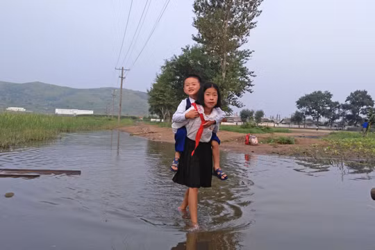 Trẻ em cắp sách tới trường ở Bắc Triều Tiên
