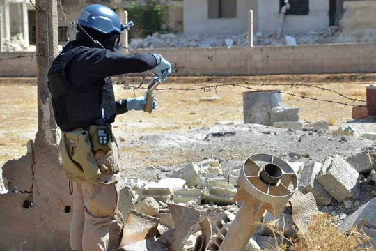 Trinh sát phòng hóa Nga làm việc trên chiến trường, tìm kiếm các loại đạn hóa học và làm nhiệm vụ tiêu tẩy - ảnh Sputnik