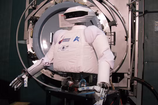 Robot - phi hành gia SAR - 400, phiên bản đầu tiên của robot humanoid