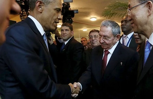 Tổng thống Mỹ Barack Obama bắt tay Chủ tịch Raoul Castro tại thượng đỉnh Châu Mỹ, Panama ngày 10/04/2015 - REUTERS