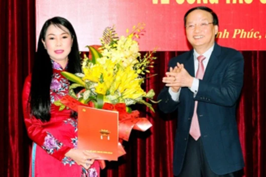 Tân Bí thư Tỉnh ủy Vĩnh Phúc Hoàng Thị Thúy Lan (phải) nhận Quyết định của Bộ Chính trị từ Ủy viên Bộ Chính trị, Bí thư Trung ương Đảng, Trưởng Ban Tổ chức Trung ương Tô Huy Rứa. Ảnh: baovinhphuc.com.vn