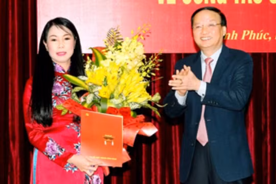 Tân Bí thư Tỉnh ủy Vĩnh Phúc Hoàng Thị Thúy Lan (phải) nhận Quyết định của Bộ Chính trị từ Ủy viên Bộ Chính trị, Bí thư Trung ương Đảng, Trưởng Ban Tổ chức Trung ương Tô Huy Rứa. Ảnh: baovinhphuc.com.vn