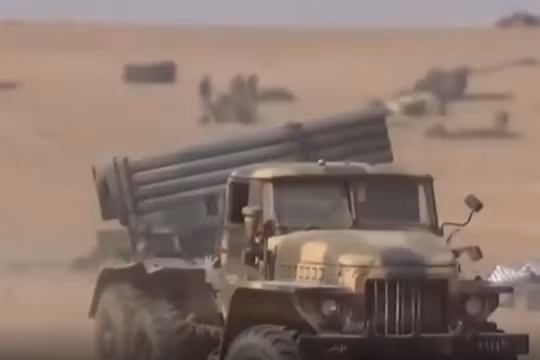 Quân đội Syria tấn công lực lượng IS ở Abukamal. Ảnh video South Front
