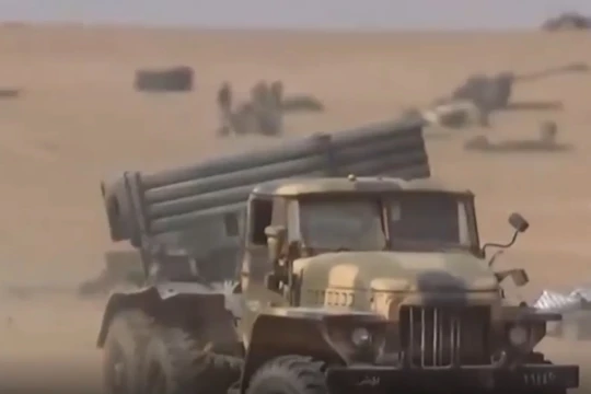 Quân đội Syria tấn công lực lượng IS ở Abukamal. Ảnh video South Front